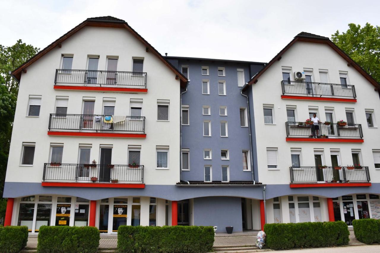 Pilikan Apartments Lenti Exteriör bild